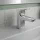 Waschtischarmatur von Ideal Standard in Chrom, mit einem schlichten Design und einem integrierten Ablauf, montiert auf einer weißen Oberfläche und modernen Fliesen.